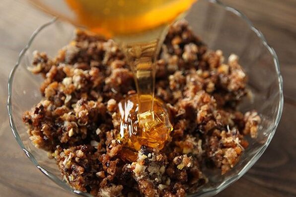 Noci con miele un rimedio popolare per un rapido aumento della potenza a casa