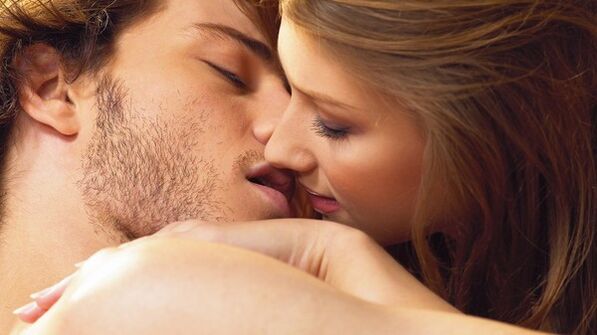 una donna bacia un uomo con prodotti che aumentano la potenza